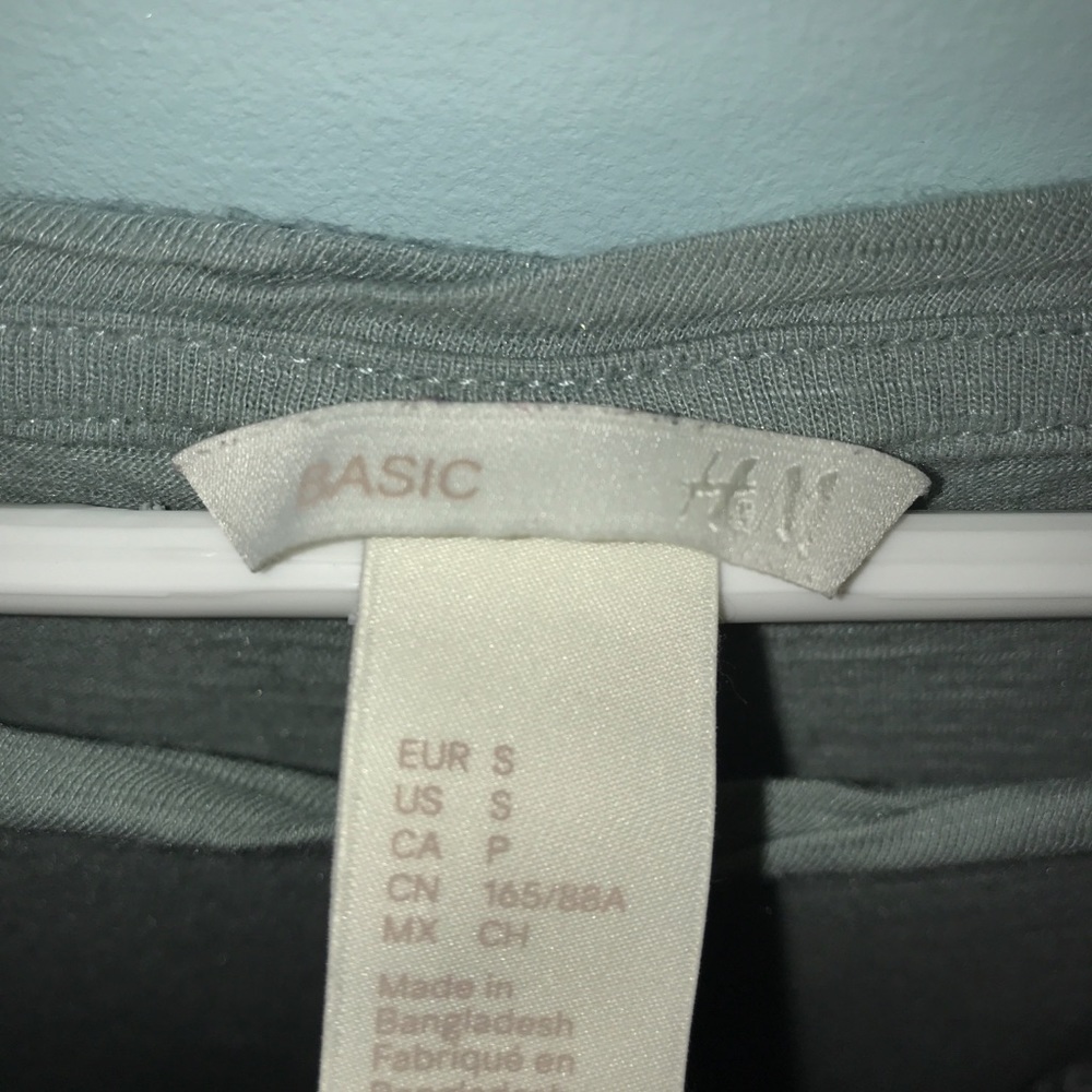 H&M basic tee bundle!!! - Picture 4 of 4